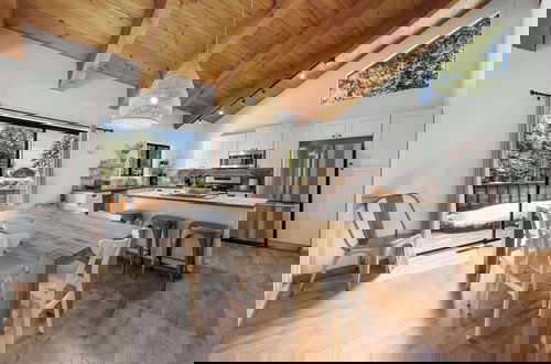 Foto 10 - Bright & Modern Cabin Luxury Home in Carnelian Bay!