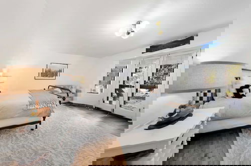 Foto 3 - Bright & Modern Cabin Luxury Home in Carnelian Bay!
