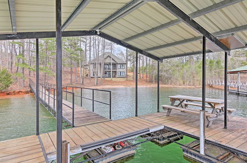 Foto 14 - Lake Keowee Home With Balcony & Boat Dock