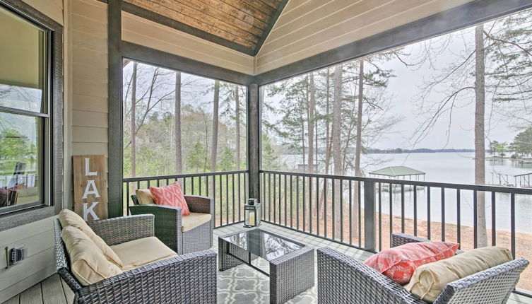 Foto 1 - Lake Keowee Home With Balcony & Boat Dock