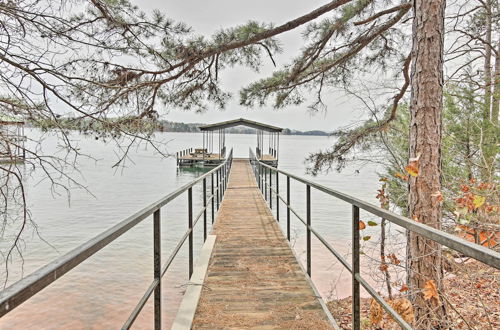 Foto 17 - Lake Keowee Home With Balcony & Boat Dock