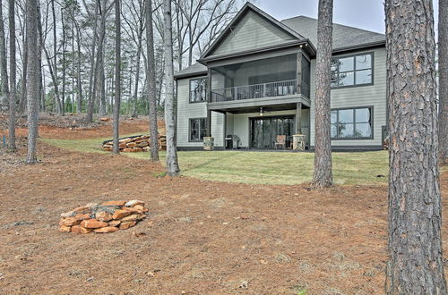 Foto 16 - Lake Keowee Home With Balcony & Boat Dock