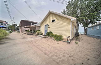 Photo 3 - Sunny, Modern Waterfront Cottage w/ Grill in Erie