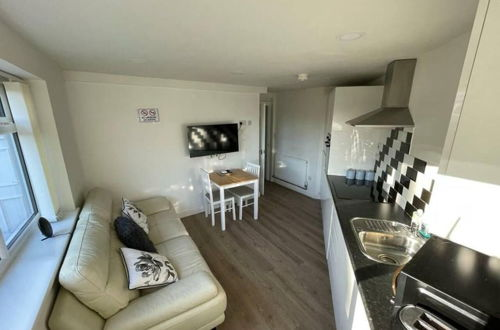 Photo 14 - Modern 1 bed Apartment, 10 Mins to Leeds City Cent