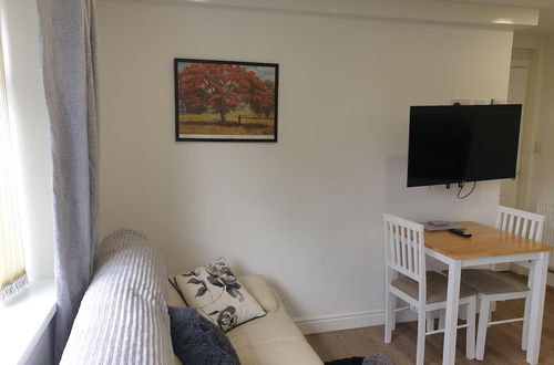 Photo 16 - Modern 1 bed Apartment, 10 Mins to Leeds City Cent