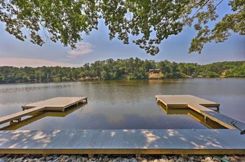 Foto 6 - Lakefront Hot Springs Home w/ Swim Dock