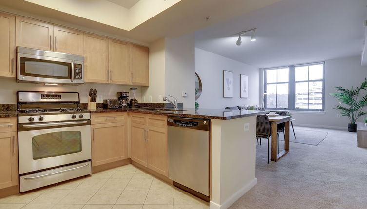 Photo 1 - Perfect Condo for business Pentagon City