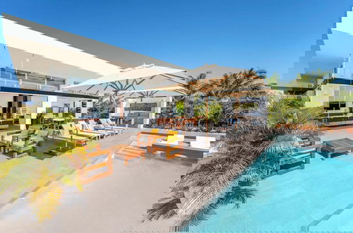 Photo 20 - Oceanside Vacation Villa With Hotel Amenities v10