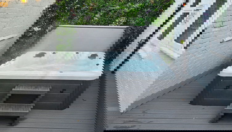 Foto 1 - Derby City Centre Apartment With Roof Top Hot Tub