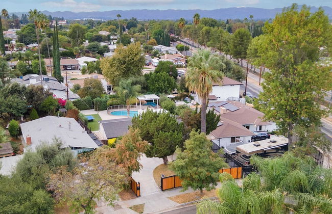 West Valley by Avantstay Large Yard w/ Pool! - Photo 42