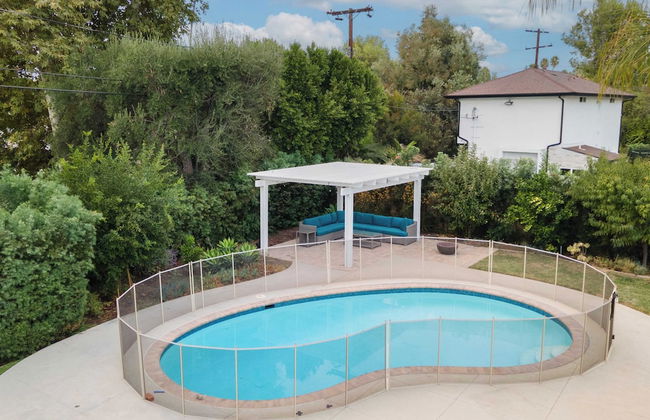 West Valley by Avantstay Large Yard w/ Pool! - Photo 33
