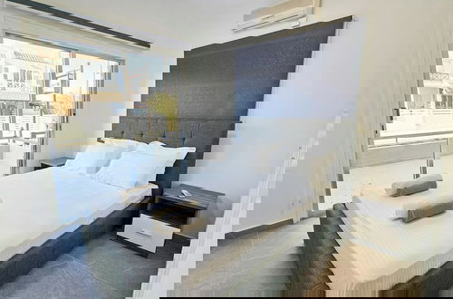 Photo 2 - La Magenta Apartments