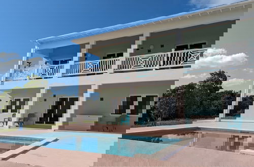 Foto 15 - Paradise Cove: Oceanfront Haven With Infinity Pool