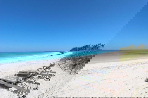 Foto 13 - Secluded Paradise: Grand Estate With Kayaks And Snorkeling