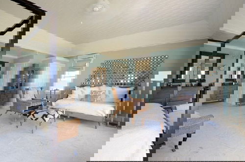 Foto 3 - Secluded Paradise: Grand Estate With Kayaks And Snorkeling