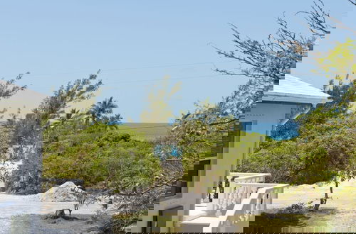Foto 13 - Oceanfront Oasis: Elegant Estate With Spectacular Views