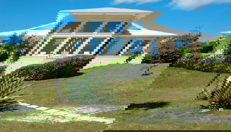 Foto 1 - Seaside Sanctuary: Private Estate With Heated Pool