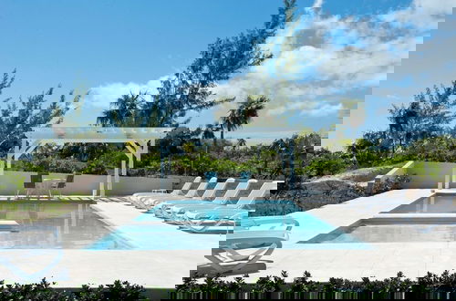 Foto 15 - Seaside Sanctuary: Private Estate With Heated Pool