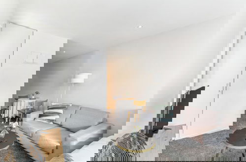 Foto 6 - Central Studio + Private Balcony!