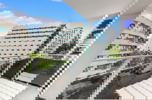 Foto 14 - Central Studio + Private Balcony!