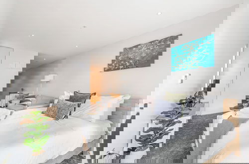 Foto 2 - Central Studio + Private Balcony!