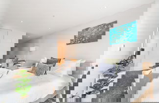 Foto 2 - Central Studio + Private Balcony!