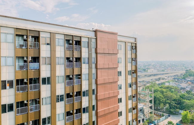 Cozy Living Studio at LRT City Jatibening Apartment - Photo 16