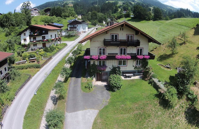Huge Holiday Home in Hopfgarten im Brixental near Ski Lift - Photo 33