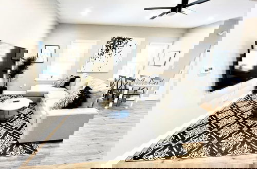 Foto 1 - The Loft at Park Place - 3rd Floor Walk up King and Queen Beds Fast Wifi and Free Coffee