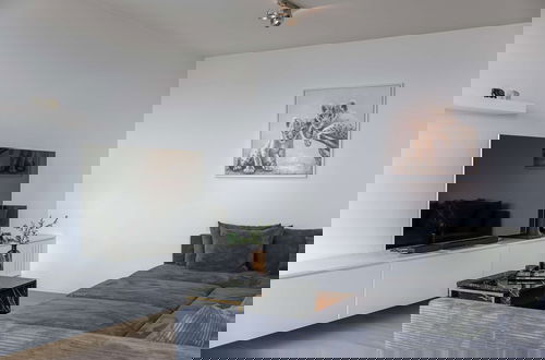 Foto 17 - Modern Antwerp Apartment With City Views 2 Bedrooms