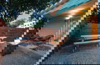 Foto 2 - Upstay - East Austin Home w Yard Games Fire Pit