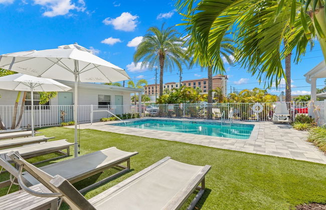 New! Modern King Suite Steps to the Beach! - Foto 12