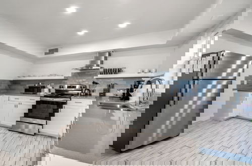 Foto 8 - Stunning 2BR Suite, Just Steps to the Beach