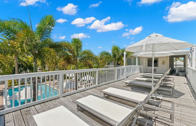 New! Modern King Suite Steps to the Beach! - Foto 14