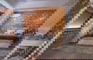 Foto 1 - Coastal Stone Hideaway With Stunning Scenery
