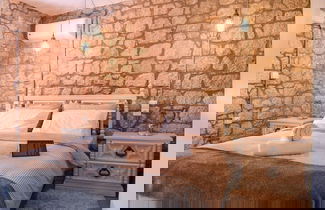 Foto 3 - Coastal Stone Hideaway With Stunning Scenery