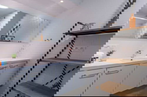 Foto 9 - Centrally Located Apartment With Sunny Terrace