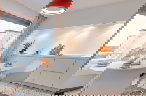 Foto 15 - Modern Apartment With Terraces and Parking