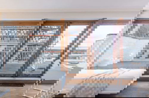 Foto 7 - Modern Apartment With Terraces and Parking