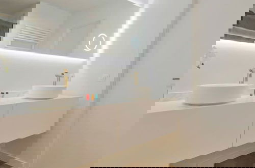 Foto 7 - Stunning Modern Apartment With Large Terrace
