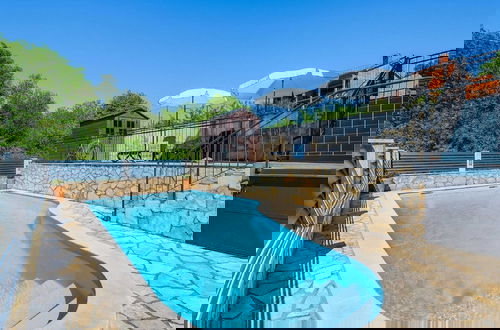 Foto 13 - Charming Holiday Home With Pool and sea View