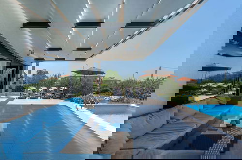 Foto 13 - Modern Villa With Pool, Covered Terrace and sea View