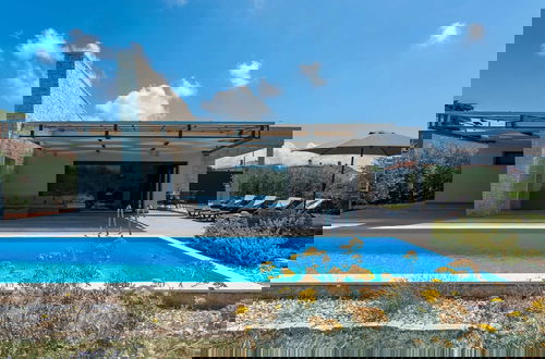 Foto 17 - Modern Villa With Pool, Covered Terrace and sea View