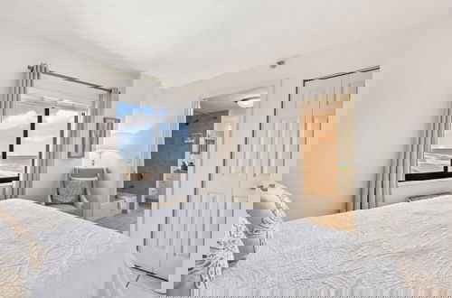 Foto 5 - Top Floor Oceanfront Condo w Pool Beach Access