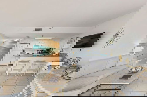 Foto 15 - Top Floor Oceanfront Condo w Pool Beach Access
