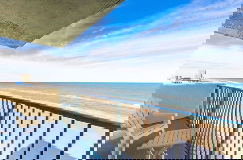Foto 11 - Top Floor Oceanfront Condo w Pool Beach Access