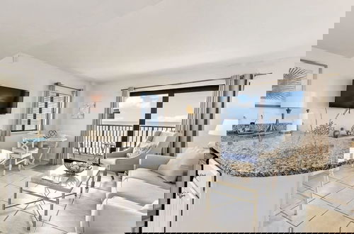 Foto 3 - Top Floor Oceanfront Condo w Pool Beach Access