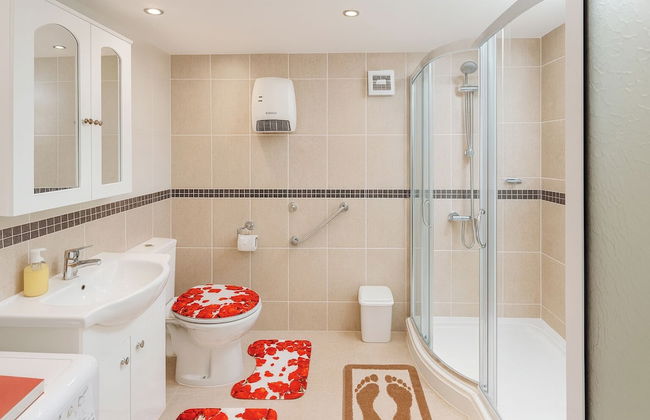 2 Bed Villa - Sleeps 7 - Private Garden - Parking - Foto 8