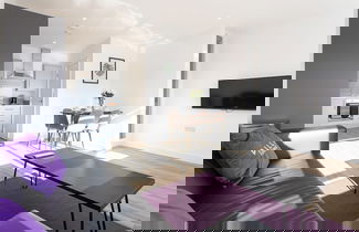 Foto 2 - Modern, Stylish 1BR Apartment Nearby AO Arena
