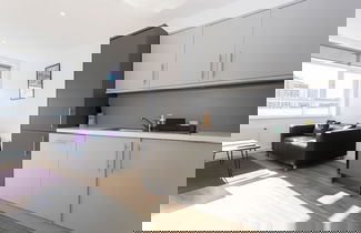 Foto 3 - Modern, Stylish 1BR Apartment Nearby AO Arena